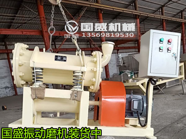 單筒磨粉機(jī)發(fā)貨裝車 單筒磨粉機(jī)發(fā)貨裝車